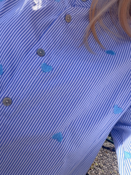 Chemise rayée cœurs brodés